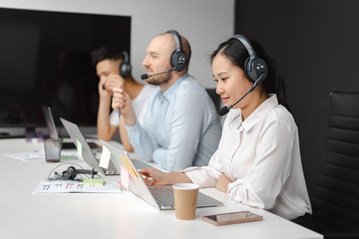 Operatori del servizio clienti al lavoro con le cuffie