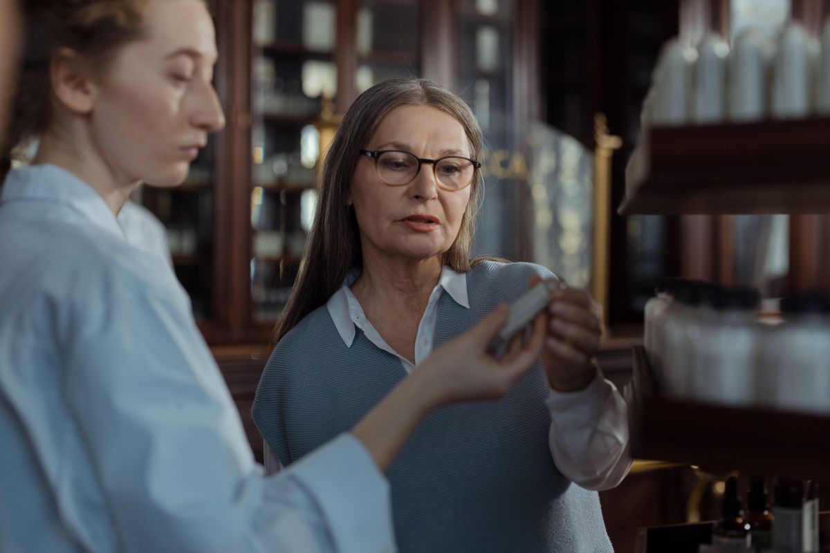 Farmacista che consiglia un prodotto a una cliente